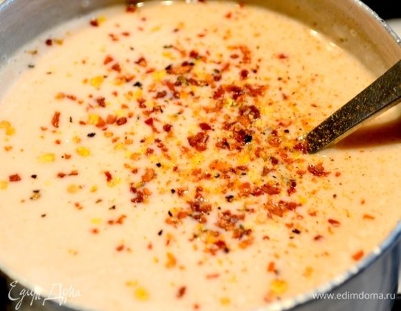 Приготовим соус к крылышкам параллельно, займет это по времени мину пять.
100 мл сливок согреть, добавить 1 ст. л. томатного соуса, перца красного, при закипание ввести разведенную 1ст. л. муки в воде.
Постоянно помешивать, чтобы обойтись без комочков в соусе. Когда сливки загустеют до негустой сметаны, соус готов. При подаче посыпьте зеленью.