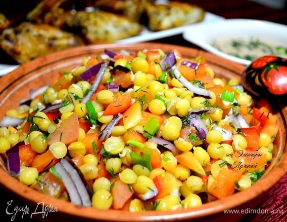 Как только наш горох прогрелся, сразу добавляем его в салат и все перемешиваем.