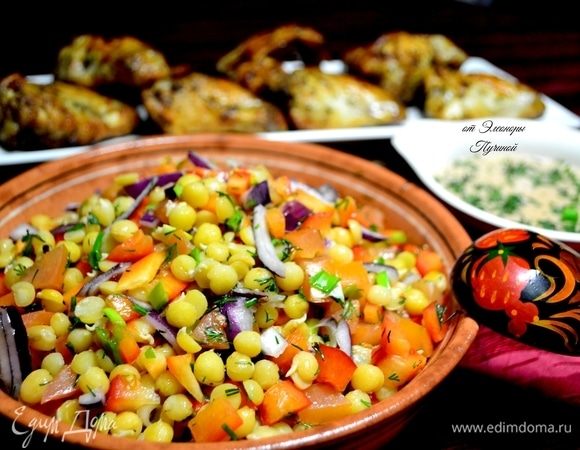 Мне в последнее время очень нравится готовить салаты в одной цветовой гамме. Например, как в нашем салате: желтый солнечный горох ТМ «Националь», оранжевый помидор и ярко-красный перец, далее как кисточкой художника обыгрываем нарезанной зеленью и фиолетовым луком!