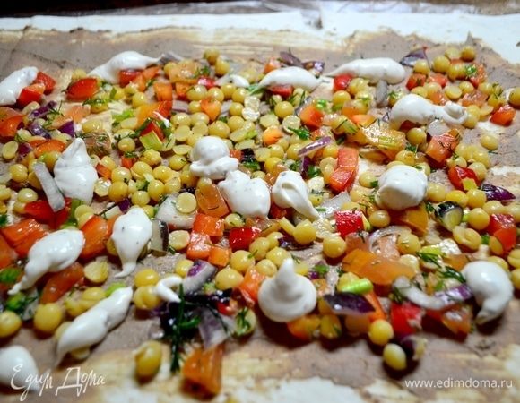 На утро у меня осталось немного салата!
Это чисто так, для идей.
Я решила мужу на работу в обед сделать из него вкуснейшую и сытную шаурму.
На лист лаваша нанесла слой своего домашнего паштета из куриной печени с грибами, далее салат с горохом ТМ «Националь», сливочный соус с грибами.