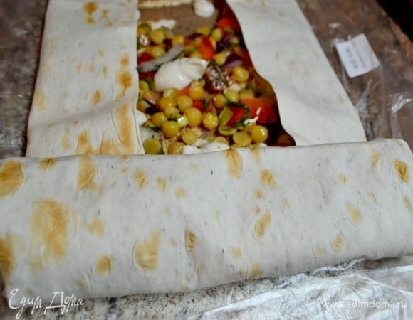 Сворачиваем шаурму, и обед готов.
Шаурма — это очень вкусное и простое блюдо. Оно никого не оставит равнодушным, как и моего мужа.