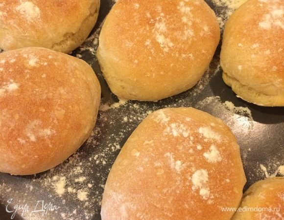 Пока булочки отдыхают, нагреваем духовку до 230°C. Выпекаем хлеб с паром 15–25 минут.