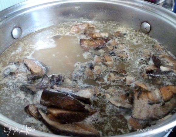 Когда горох сварится до полуготовности, в кастрюлю кладем картофель и грибы. Варим до мягкости картофеля и гороха. В конце вернем в кастрюлю свиные ребра, которые я вытащила в шаге 2.