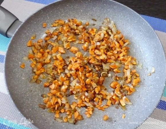 Лук, морковь и чеснок обжарить на масле до золотистости.