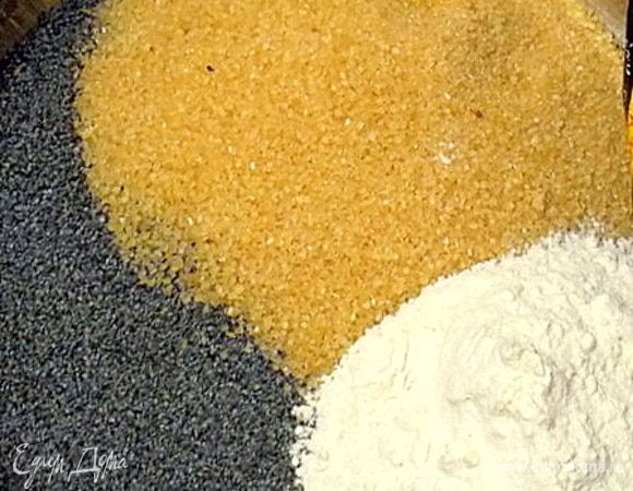 В чашу положить сахар, муку, разрыхлитель и ванилин. 