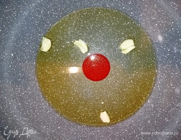 Разогреваем масло на сковороде. Я использовала смесь кунжутного и оливкового. Дольки чеснока обжариваем в масле и убираем. Он отдал свой аромат, этого достаточно.
Огонь не уменьшаем! Жарим все быстро, постоянно помешивая.