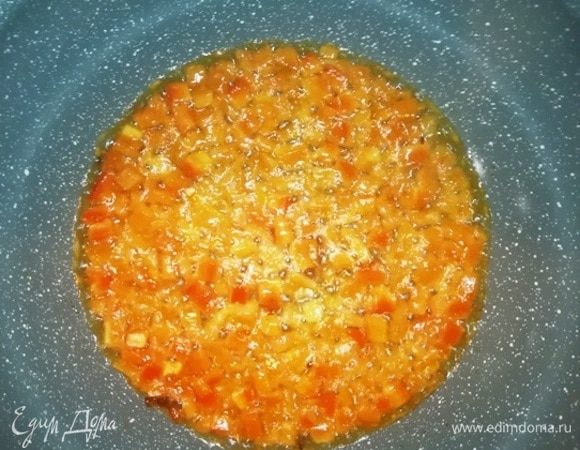 Выкладываем болгарский перец и пасту «Том-Ям». Обжариваем 1 минуту.