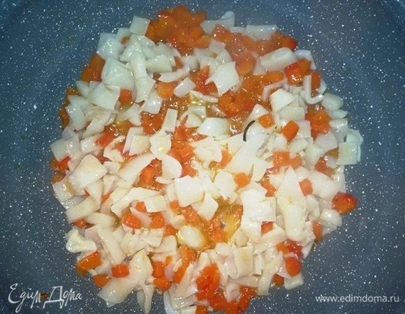 Добавляем кальмары. Обжариваем 2 минуты.