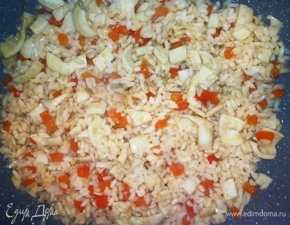 Добавляем рис. Обжариваем все вместе 1 минуту.