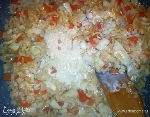 Добавляем сливки, томим 2 минуты и убираем сотейник с огня.