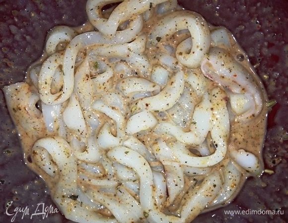 Добавляем кольца кальмаров. Аккуратно перемешиваем.
Оставляем мариноваться на 10 минут.