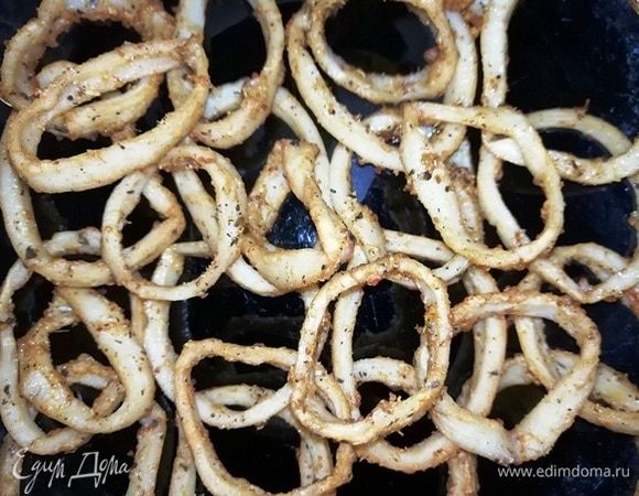 Обжариваем кальмар во фритюре в течение 30–40 секунд. Выкладываем на бумажное полотенце.