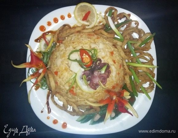Подаем рис «Том-Ям» с кальмарами, сбрызнув его соком лимона.