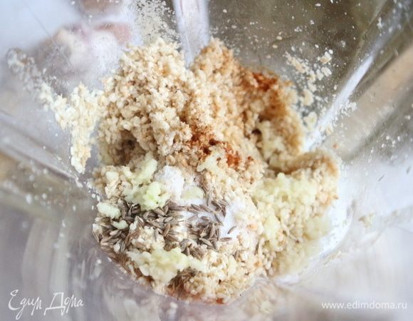 Насыпать в блендер остывший кунжут (семена), добавлять оливковое масло, лимонный сок во время процесса, немного воды. Затем добавить почищенный и пропущенный через пресс чеснок, кумин, соль, красный острый перец. Измельчить до однородной консистенции, добавлять при этом, если требуется, воду. Нужно получить однородную структуру соуса.  Когда вы переложите соус в миску, можно добавить немного воды до получения консистенции сметаны.  