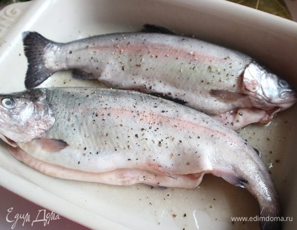 Приготовить маринад из 1 ст. л. оливкового масла, 1 ст. л. лимонного сока, соли, черного свежемолотого перца. Дать полежать рыбе в маринаде 20 минут.