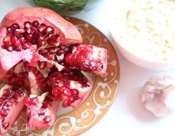 Почистить гранат. Духовку разогреть до 180°С.