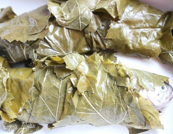 Так же поступить со второй рыбкой. Сбрызнуть листья оливковым маслом. Запечь форель в духовке, на то потребуется примерно 35 минут. После этого вынуть рыбу, смазать соусом из тахини, поместить обратно в духовку на 10 минут. Вынуть из духовки.