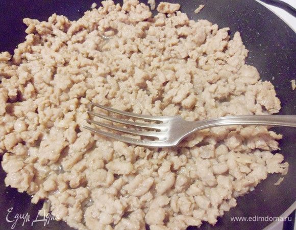 Мясной фарш обжарить на сковороде около 1 минуты. Затем добавить несколько столовых ложек сливок и тушить до готовности фарша.