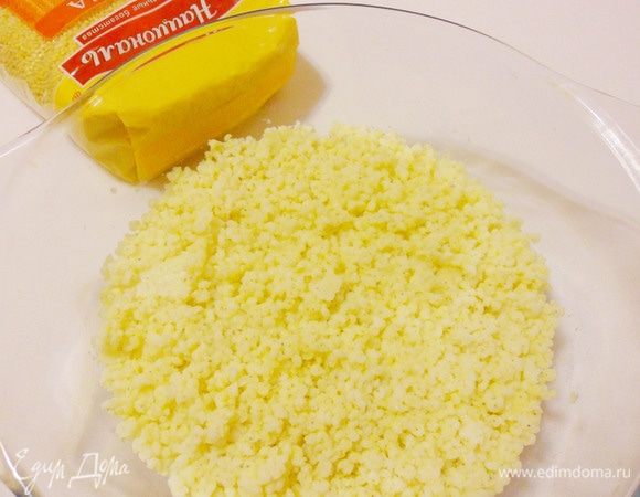 На дно огнеупорной формы выложить пшенную кашу.