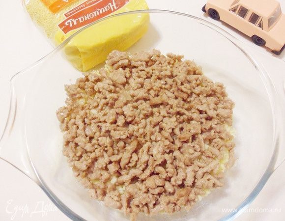 Следующим слоем — мясной фарш.