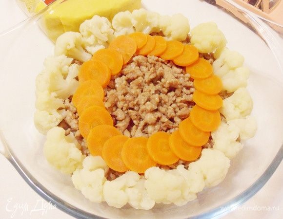 На него по кругу (солнышком) выложить цветную капусту и нарезанную кружками отварную морковь.