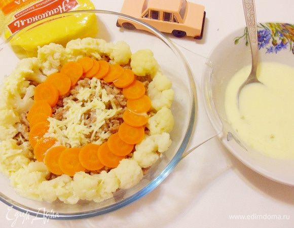 Приготовить заливку из сливок, натертого сыра и яиц.