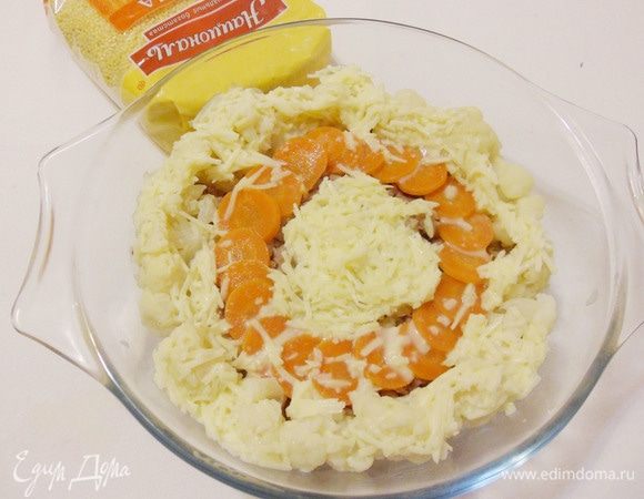 Залить запеканку подготовленным соусом. 