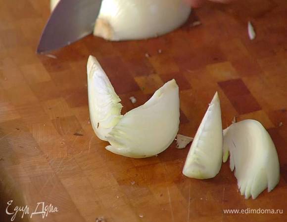 Лук почистить и порезать дольками.