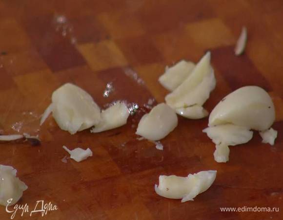 Чеснок почистить и раздавить плоской стороной ножа.