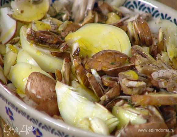 Выложить грибы в жаропрочную керамическую форму, посолить, поперчить, посыпать листьями тимьяна (несколько веточек оставить для украшения), добавить лук и чеснок, полить все оливковым маслом и красным вином.