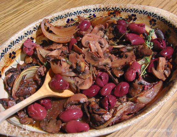 Готовые грибы посыпать оливками, украсить оставшимися веточками тимьяна.