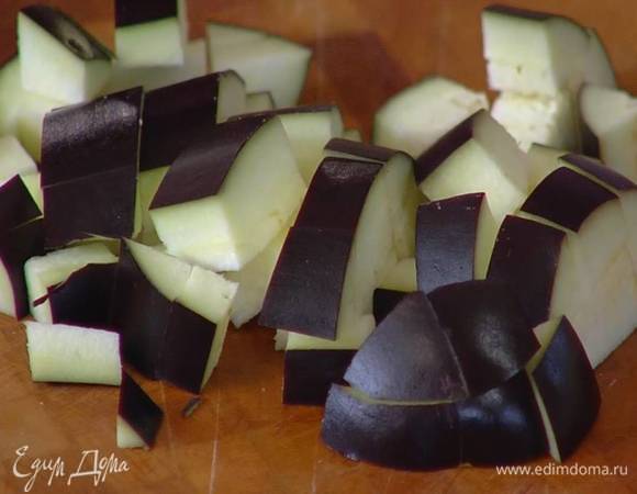 Баклажан нарезать небольшими кубиками.