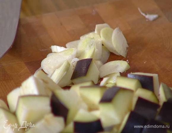 Чеснок почистить и нарезать тонкими пластинками.