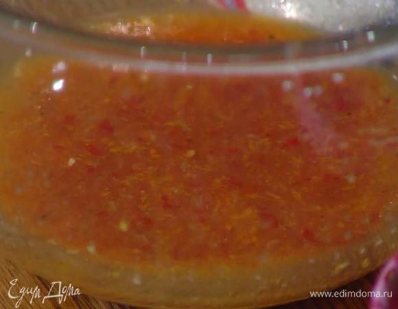 Приготовить соус: сок и цедру апельсина соединить с натертым имбирем, пастой чили, посолить, поперчить и перемешать.