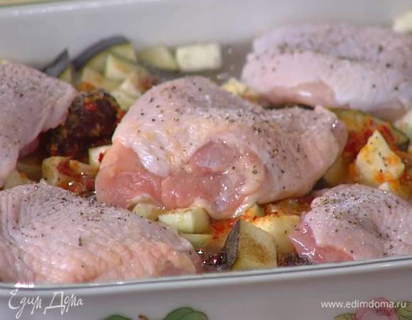 Рис с овощами слегка посолить, выложить на него курицу кожей вверх, посолить, поперчить и сбрызнуть оливковым маслом.