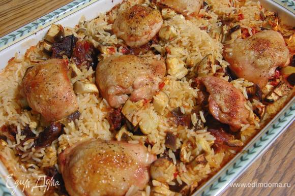 Запекать рис с курицей и овощами в разогретой духовке 40‒45 минут.