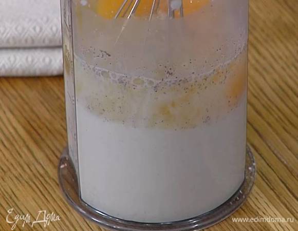 Крахмал перемешать с ванильным сахаром, влить оставшееся холодное молоко и взбить все блендером с насадкой-венчиком, так чтобы не осталось комочков, затем добавить яйца и взбить все в однородную массу.