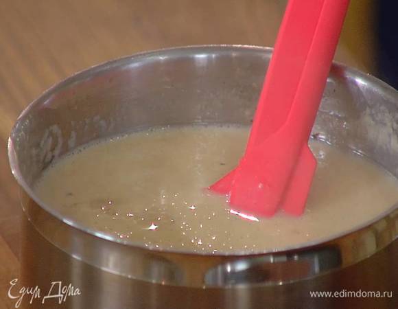 Горячую карамель снять с огня и, непрерывно перемешивая лопаткой, влить яично-молочную массу, затем вернуть кастрюлю на огонь и, продолжая перемешивать лопаткой, прогревать, пока масса не загустеет.