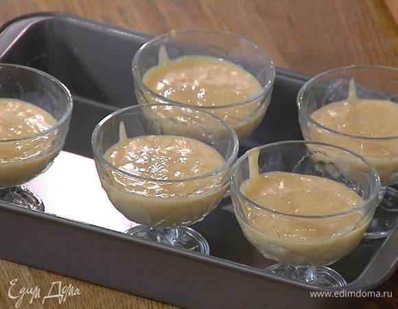 Разлить карамельную массу в прозрачные креманки, заполняя их на 2/3 объема и отправить в холодильник на час.