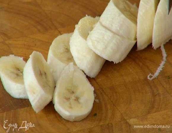Банан почистить и нарезать кусочками наискосок.