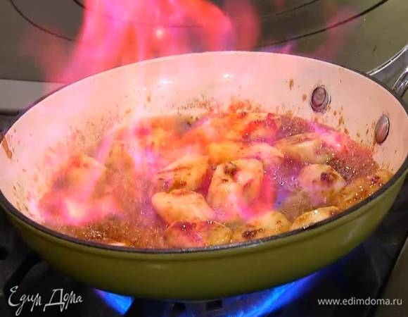 Растопить в сковороде сливочное масло, всыпать мусковадо, все перемешать, затем добавить кусочки банана и закарамелизировать их. Когда сахар станет тягучим, влить ром и все еще немного прогреть.