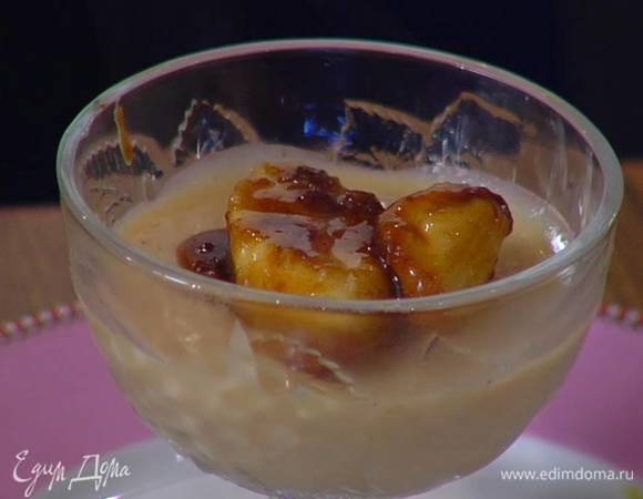 Застывшее парфе украсить бананами в карамели.