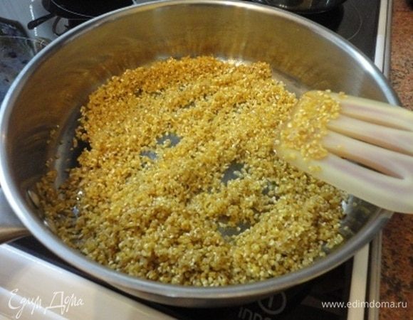 В кастрюле с толстым дном или глубоком сотейнике нагреть 2 ст. ложки растительного масла, всыпать крупу и прожарить минутку.