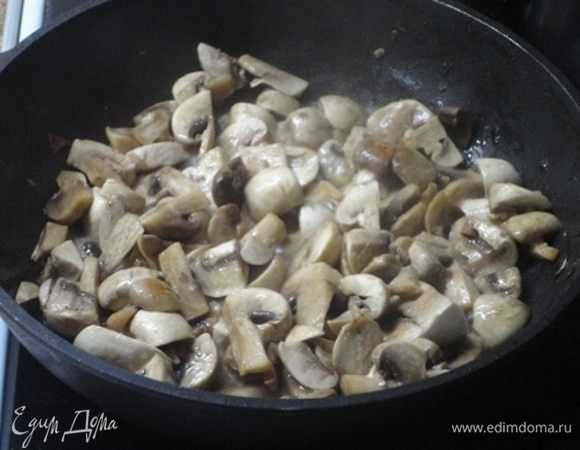 В сковороде разогреть еще 2 столовые ложки растительного масла и обжарить в нем шампиньоны. Добавить молотый кориандр и щепотку соли. Жидкость выпаривать не обязательно.
