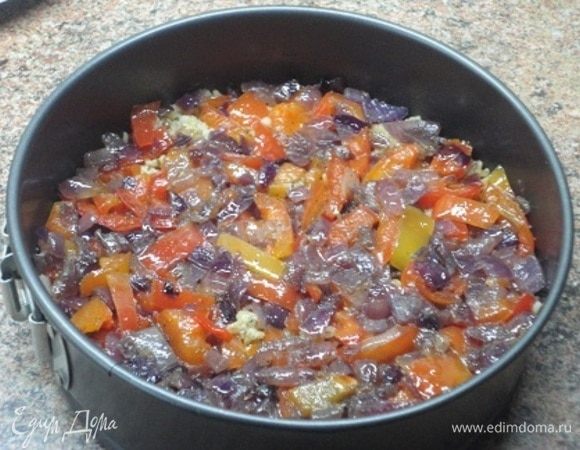 Форму (у меня диаметр 20 см) смазать сливочным маслом, выложить половину крупы, сверху —
 лук с перцем.