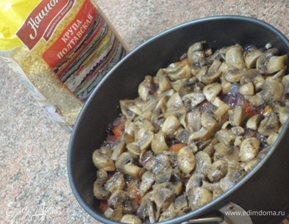 Теперь выкладываем грибы.