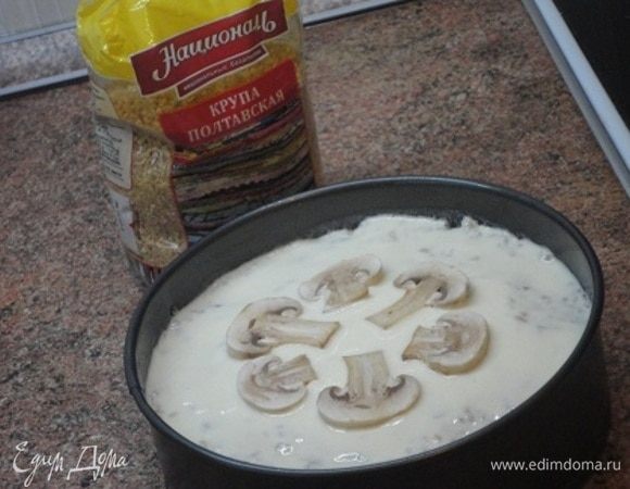 Заливаем смесью яиц и сметаны и посыпаем щепоткой майорана. Я иногда заменяю им соль.