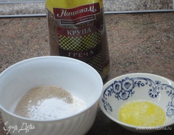Соединяем муку гречневую с пшеничной, разрыхлителем и солью. Сливочное масло растопить в микроволновке и дать остыть.