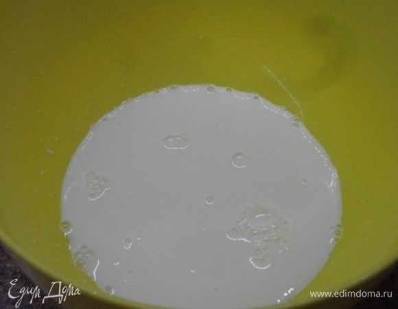 Желток вилкой взбить с сахаром и развести молоком. Добавить сухие ингредиенты и хорошо перемешать, чтобы не было комочков.