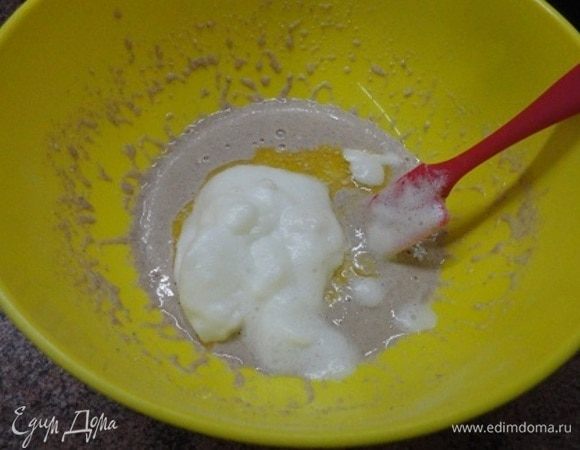 Белок взбить отдельно и добавить к тесту вместе со сливочным маслом.